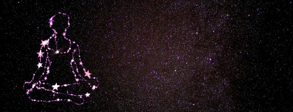 aus Sternen stilisierte meditierende Person vor einem Sternenhimmel